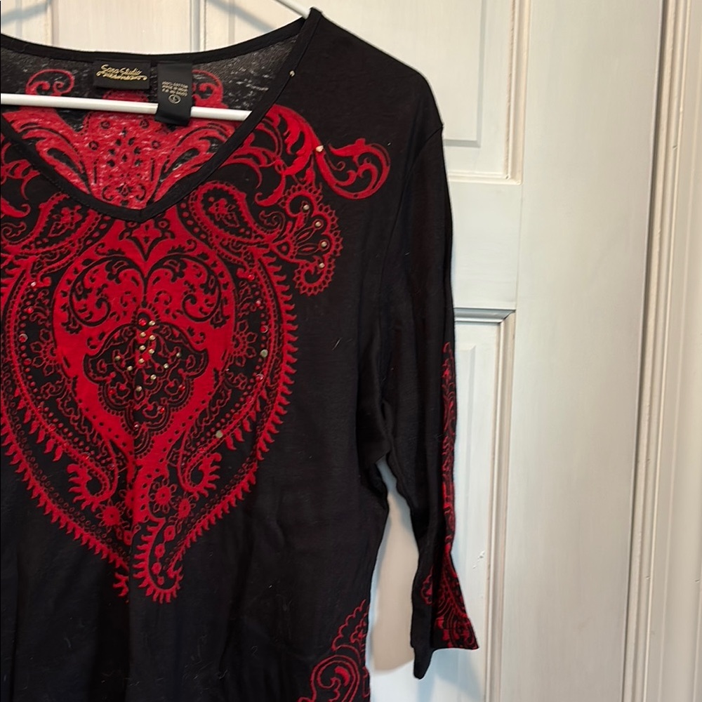 Sara Studio Red and Black 3/4 Sleeve Graphic Blouse - Picture 4 of 5